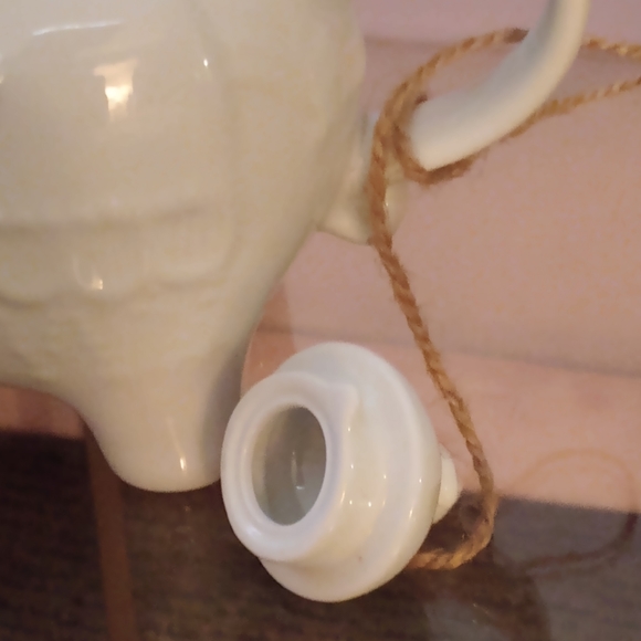 Teapot. Lucky Elephant. Ceramic Porcelain. Small/Medium. White. - Picture 6 of 7